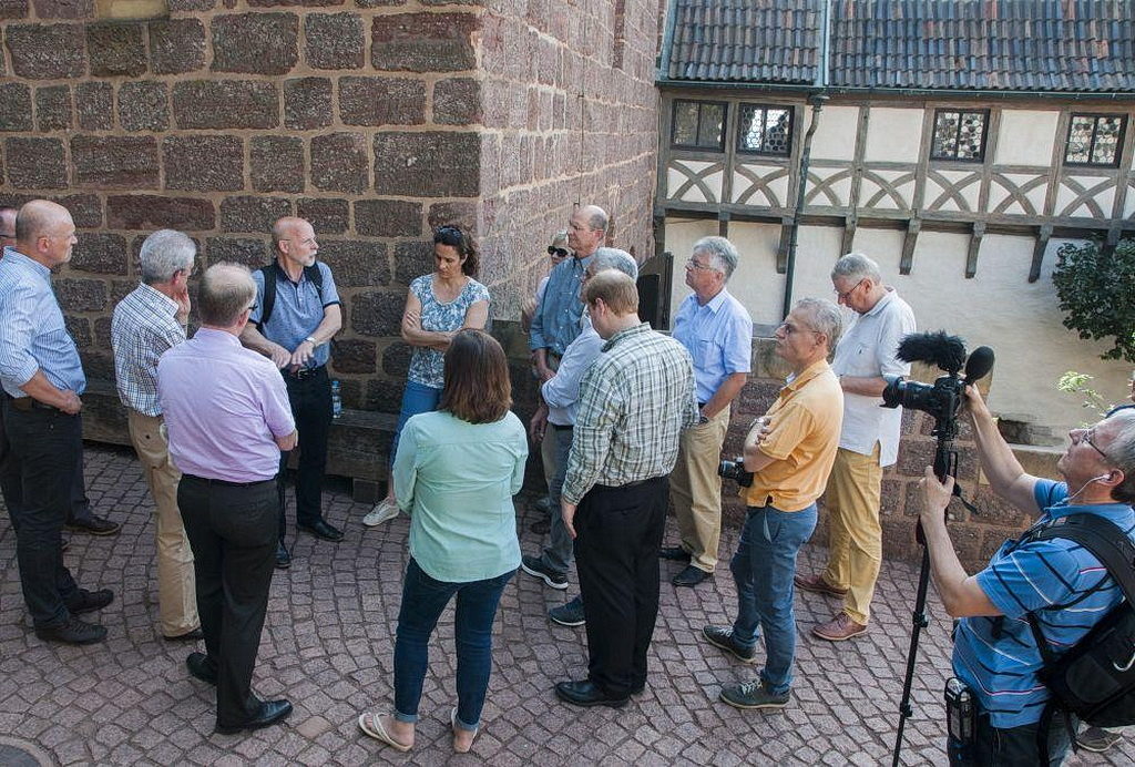 Члены группы путешественников по местам протестантской реформации изучают немецкий город. [Фото: Стефан Г. Брасс / АДАМС]