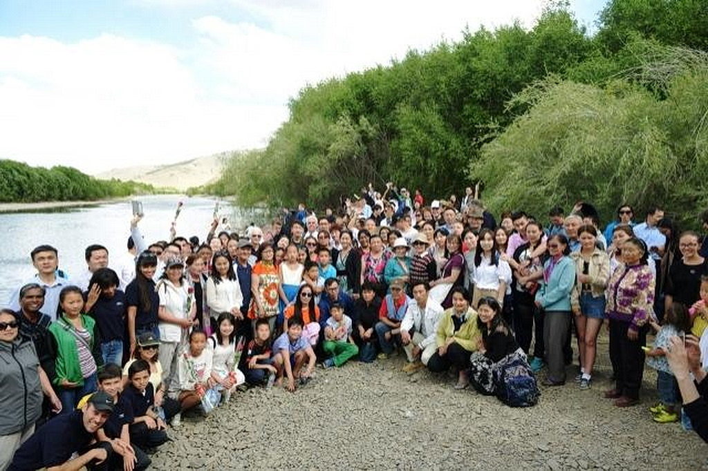 Новые и старые члены церкви, а также приглашенные проповедники, на фотографии у реки Туул, где 11 июня состоялось крещение. [Фото: Северный Азиатско-Тихоокеанский дивизион]