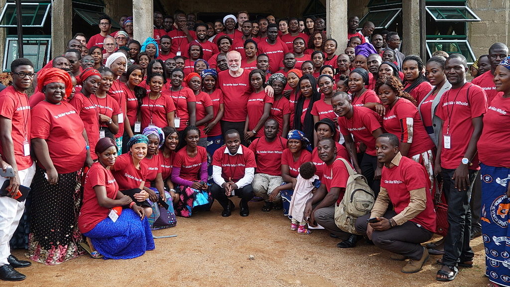 Президент Университета Здоровья Лома Линда Ричард Харт с некоторыми из примерно 400 добровольцев в недавней поездке в Нигерию. [Фото: Новости университета Лома-Линда]