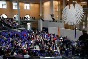 Члены нижней палаты парламента Бундестага голосуют за узакониванию однополых браков, в Берлине, Германия 30 июня 2017 года. REUTERS/Fabrizio Bensch