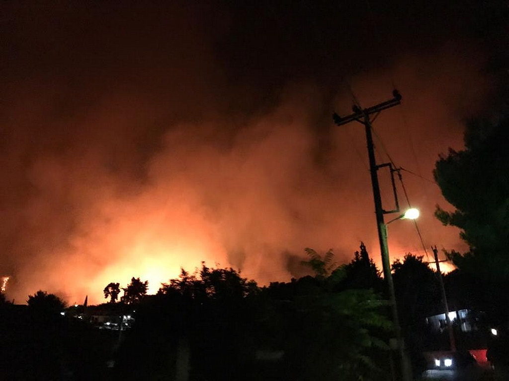 Лесной пожар возле адвентистского лагеря Каламос в Греции, в ранние часы 14 августа. [Фото: Новости Транс-Европейского дивизиона]