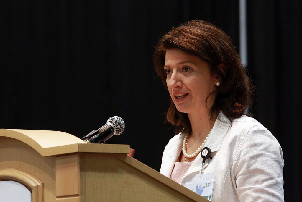 Исполнительный секретарь по правам человека и коммуникациям Совета европейских церквей Элизабет Китанович поделилась некоторыми современными инициативами церквей в Европе по борьбе с нетерпимостью и дискриминацией. [Фото: Милон Медли, Adventist News Network]