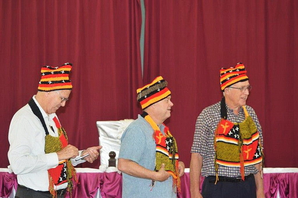Слева направо, пасторы Ли Райс, Уэйн Краузе и Петер Роеннфельдт, который недавно обеспечил обучение ученичеству в Папуа - Новой Гвинее. [Фото: Adventist Record]