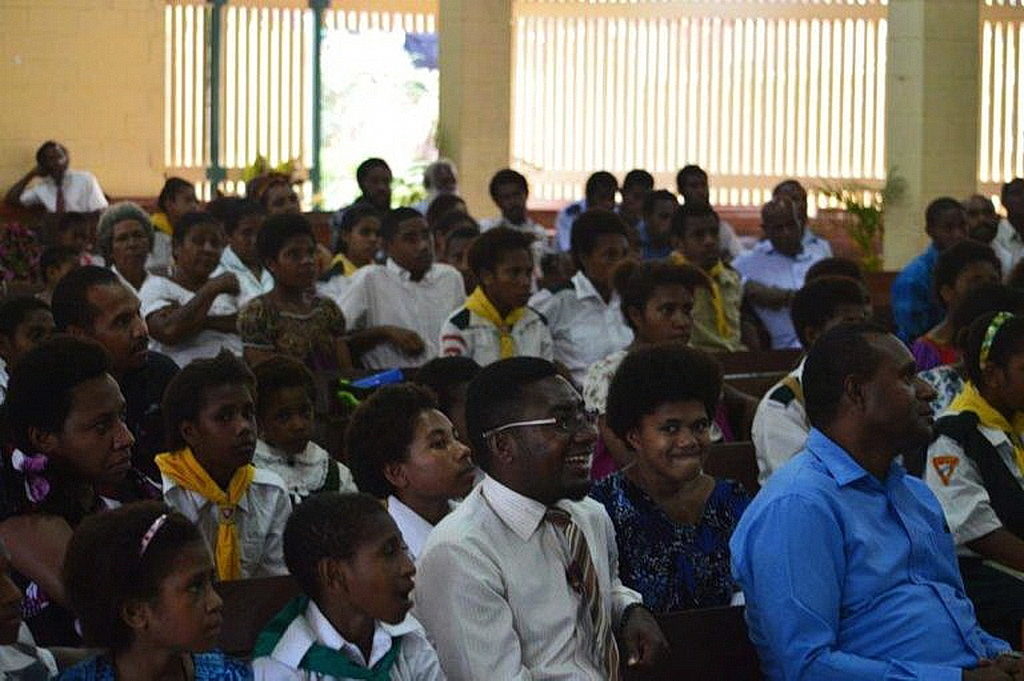 Члены церкви Гордонс внимательно слушают Пастора Райса. [Фото: Adventist Record]