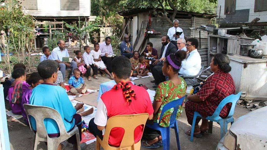 Группы чтения Библии, созданные в домах и во дворах членов, означают, что жители PNG приносят Евангелие своим соседям и друзьям. [Фото: Adventist Record]