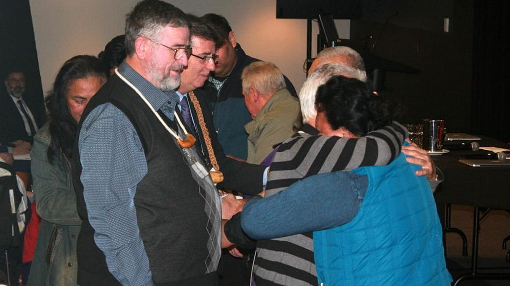 Члены церкви обнимаются во время церемонии примирения, состоявшейся на сессии Южной Конференции Нового Южного Уэльса. [Фото: Adventist Record]