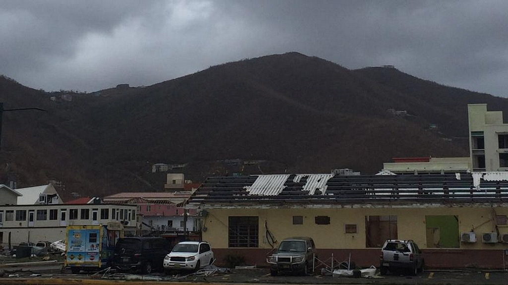 Ирма сорвала крыши домов на острове Тортола, которые не могут быть восстановлены, прежде чем Ураган Мария налетел на острова 19 сентября. [Фотография: ADRA International]