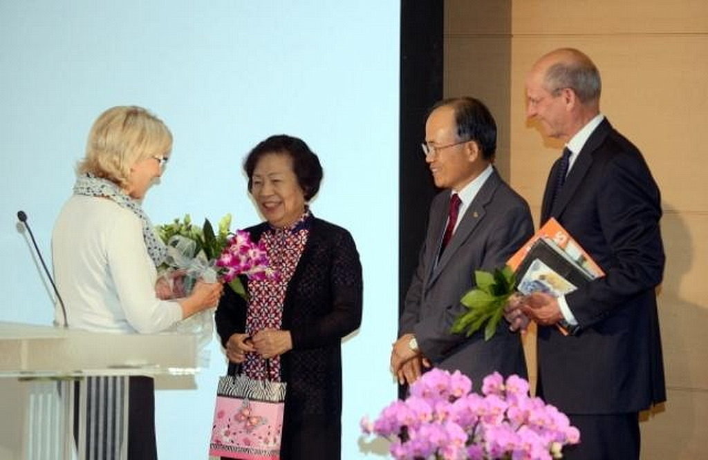 Нэнси Уилсон передает цветы Ансук Ли, жене уходящего в отставку президента NSD. [Фото: Новости Северного Азиатско-Тихоокеанского дивизиона]