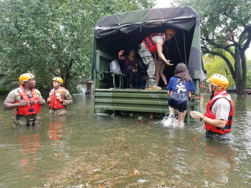Солдаты Национальной гвардии Техаса прибывают в Хьюстон, штат Техас, чтобы помочь людям в районах, сильно затопленных от урагана Харви. [Фото: лейтенант Захари Уэст, 100-й MPAD]