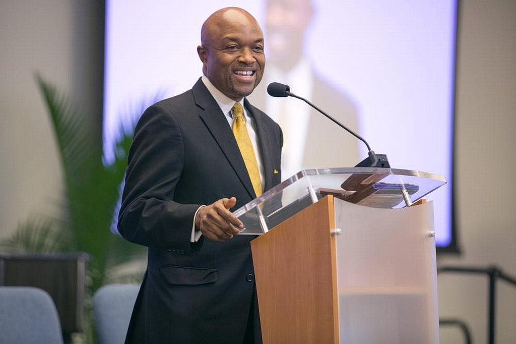 Г. Александр Брайант, исполнительный секретарь NAD, представляет спикера Дэна Джексона, президента NAD, в субботу, 26 октября. [Фото Питера Дамштеегта]