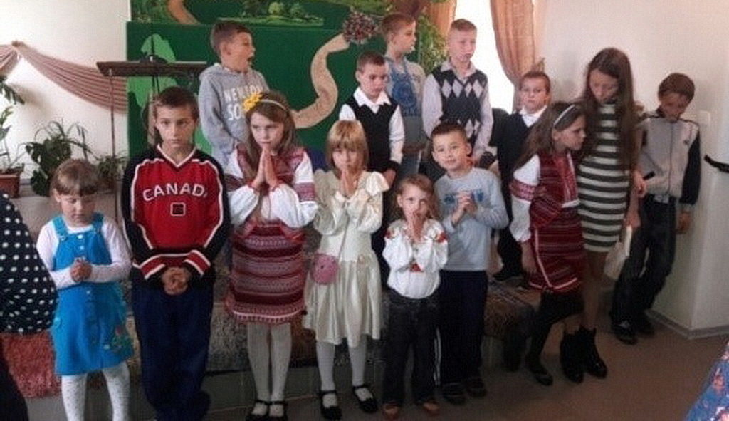 Выступление кукольного театра и молитву посвящения подарила церковь детям в Обуховке