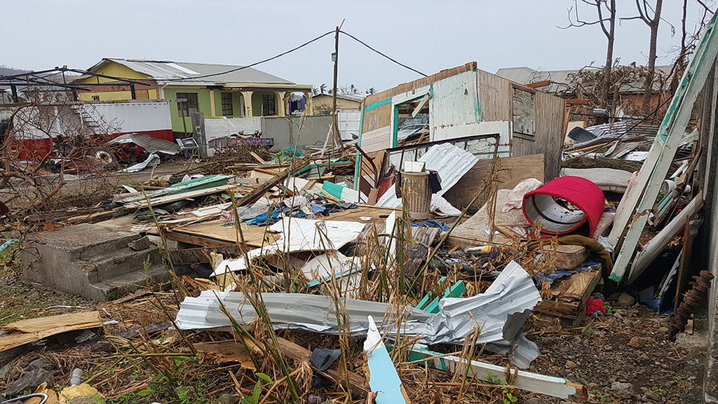 Приблизительно 80 процентов строений и домов на острове разрушены Ураганом Мария. [Фото: Сэмюэль Телемак, Новости Интер-Американского дивизиона]