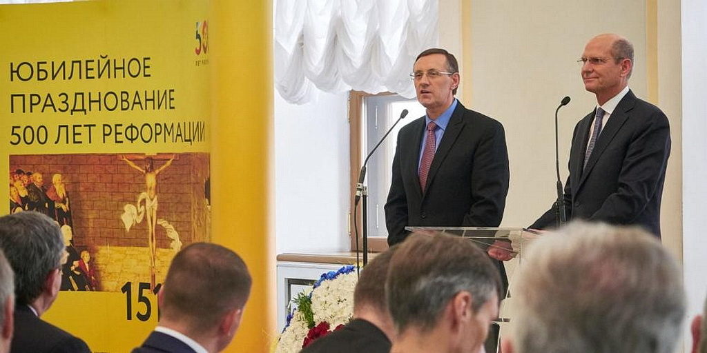 Президент Адвентистской церкви Тед Н.К. Вильсон, справа, выступает на форуме Реформации в Доме Пашкова в Москве, Россия, 31 октября 2017 года. Президент Евро-Азиатского дивизиона Михаил Каминский переводит. (Роман Гейкер / ОУР)