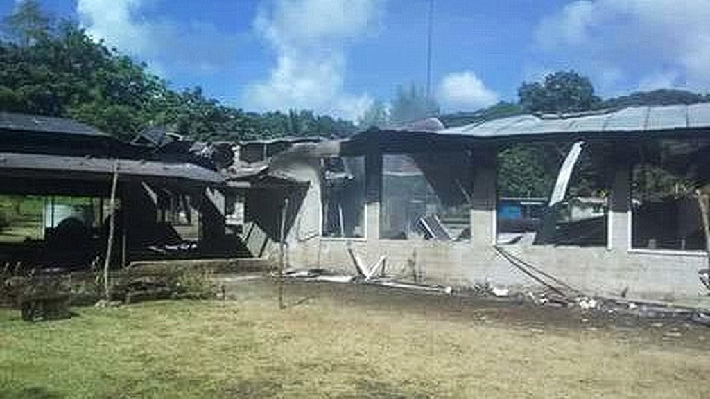 Последствие пожара в адвентистской Школе Болиу, единственной средней школе на острове Массо, Папуа - Новая Гвинея. [Фото: Adventist Record]