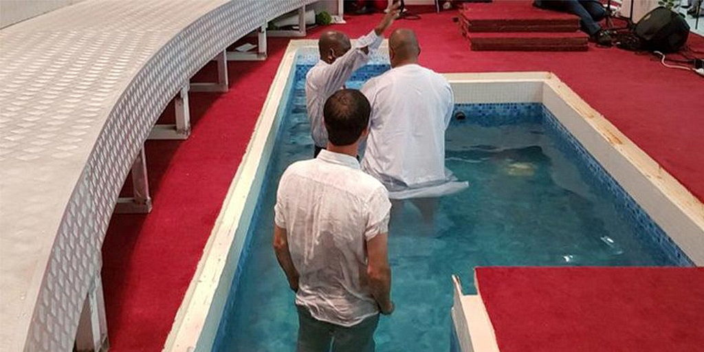 26 новых верующих крестились в Объединенных Арабских Эмиратах