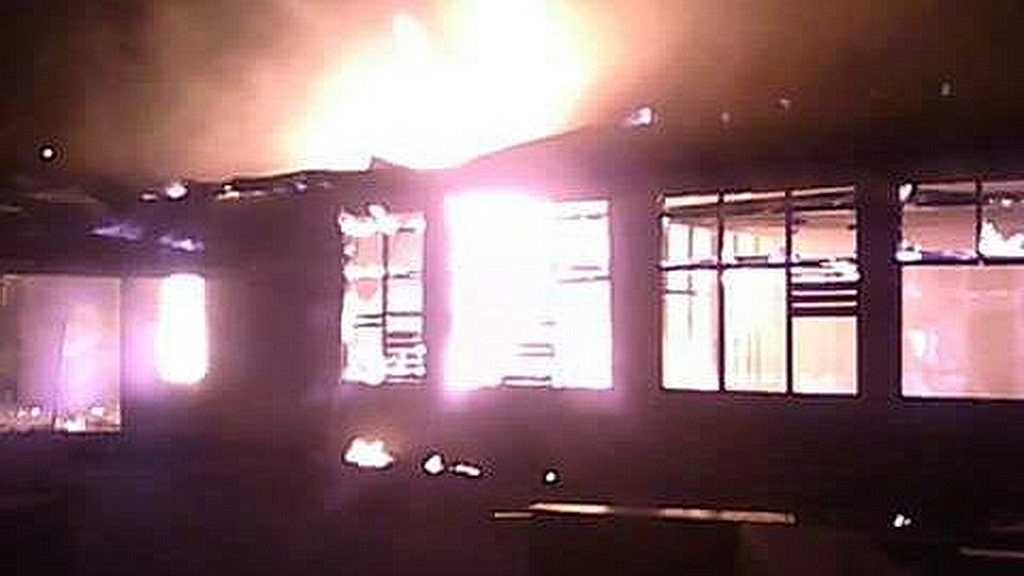 Фото пожара, который 7 ноября разрушил дотла адвентистскую Школу Болиу всего за 40 минут. Полиция расследует пожар. [Фото: Adventist Record]