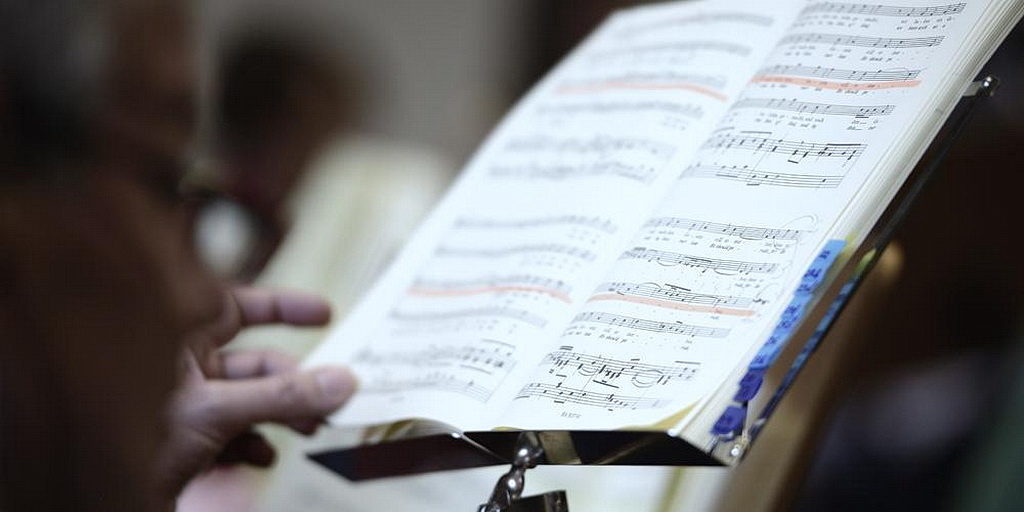 Беспризорные дети, беженцы и адвентистская молодежь пели в общественном хоре