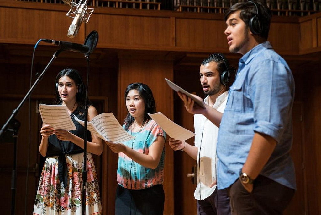 Группа студентов Университета La Sierra записывает вокальный трек нового рождественского музыкального видео. [Фото: Новости университета Ла Сьерра]