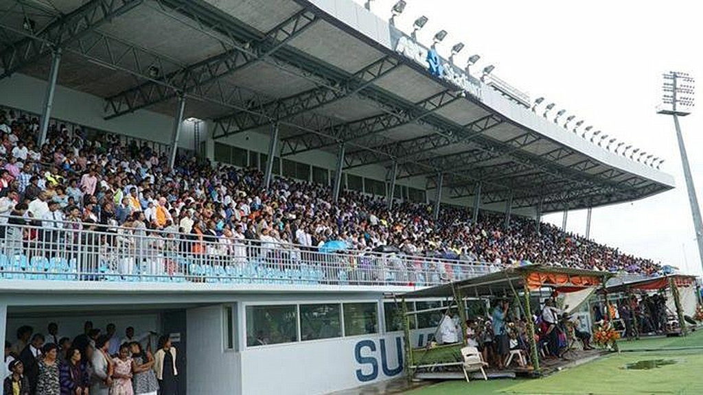 Толпа на стадионе ANZ, в Суве, Фиджи, 2 декабря. [Фото: Petero Navosailagi, Adventist Record]