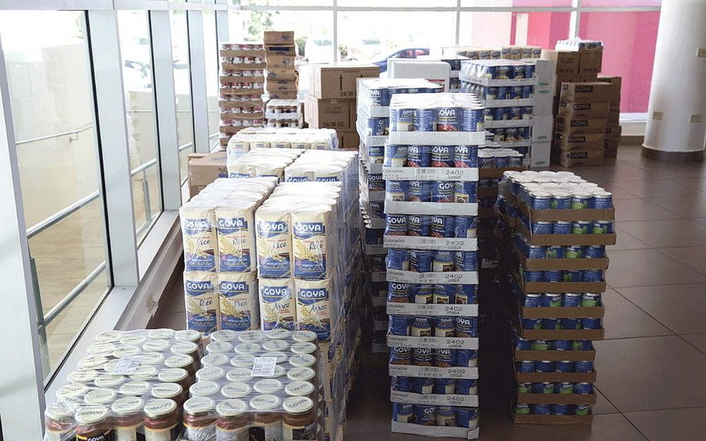 Не скоропортящиеся продукты и предметы снабжения в штаб-квартире церкви, которые вскоре будут распространены среди безработных семей в общинах Маягуэса, Пуэрто-Рико. [Фото: Либна Стивенс, новости Интерамериканского дивизиона]