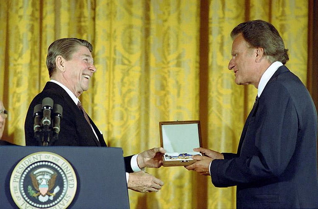 Президент США Рональд Рейган вручает президентскую медаль свободы Билли Грэму в 1983 году. [Фото: Белый дом / Президентская библиотека Рональда Рейгана]