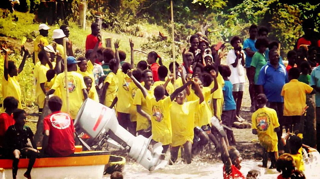 Следопыты проводят мероприятия на воде вдоль реки Сепик, в районе Миссии Сепик в Папуа-Новой Гвинее. [Фото: Adventist Record]