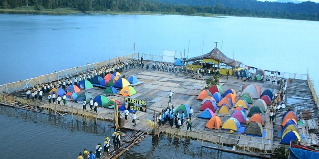 Лагерь Следопытов в декабре 2017 года Миссии Сепик в Папуа-Новой Гвинее проводился полностью на воде. [Фото: Adventist Record]