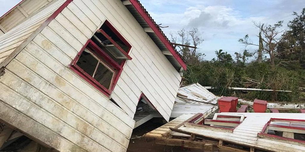Одно из многих зданий, разрушенных циклоном. [Фото: ADRA South Pacific Facebook]