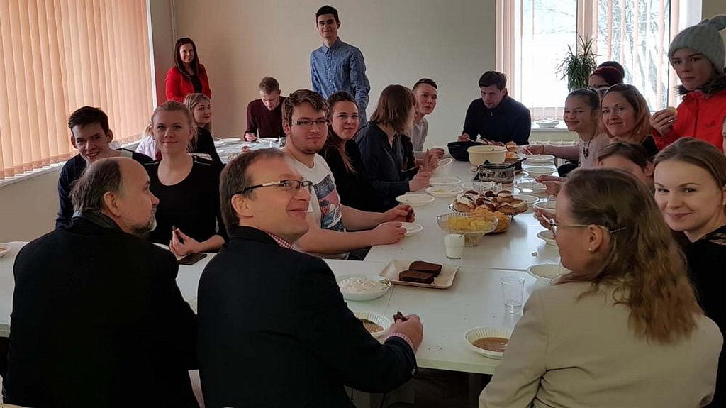 Члены церковной программы «Компас» наслаждаются общением после служения в новом центре влияния в Таллинне, Эстония. [Фото: Новости Транс-европейского дивизиона]