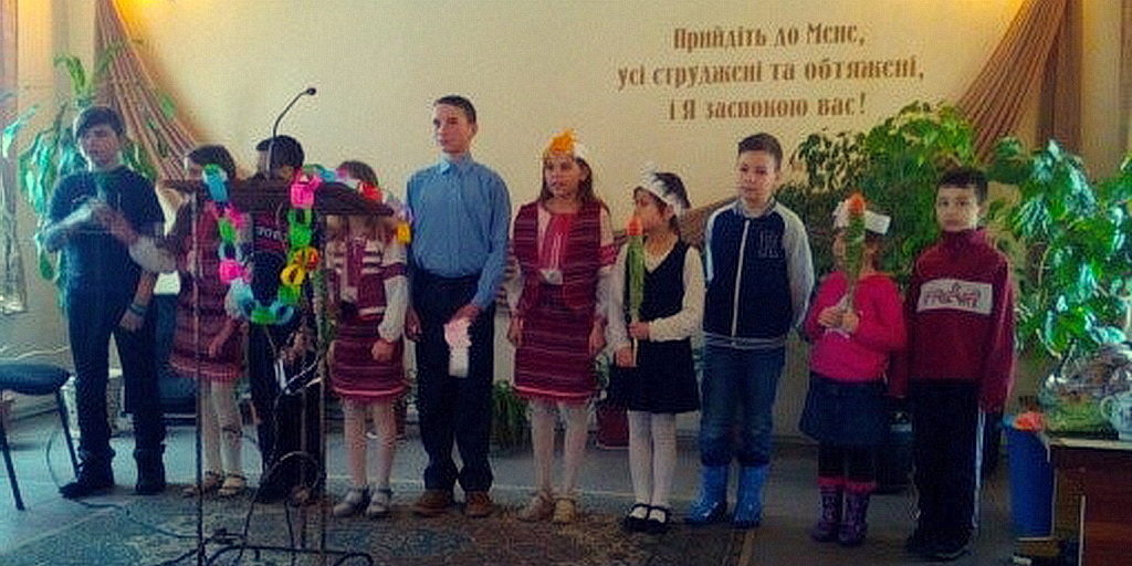 Дети поздравляли мам на служении в Обуховке