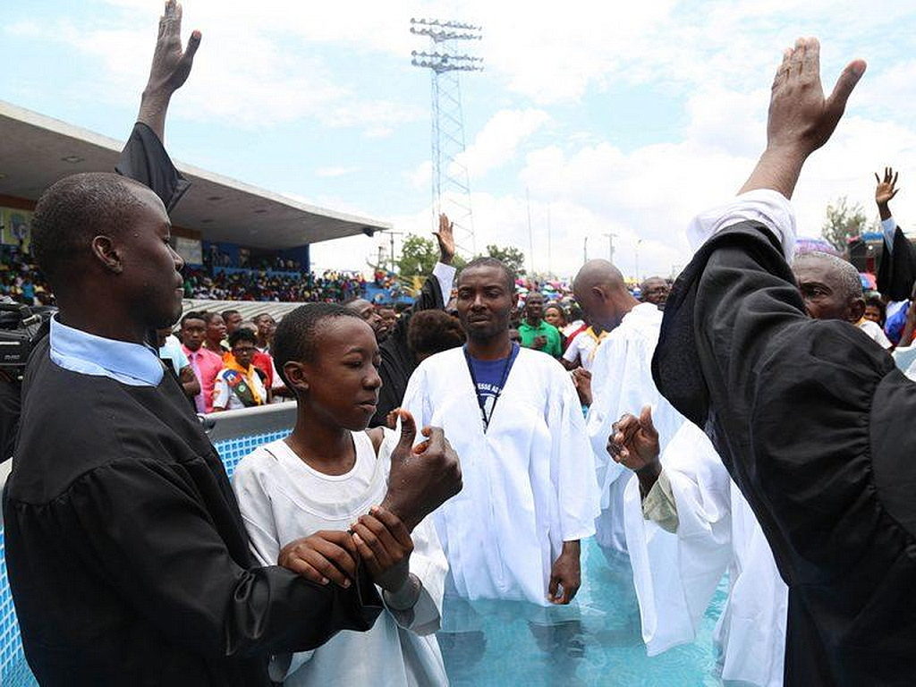 Сотни людей были крещены во время специального служения, состоявшегося в Порт-о-Пренсе, Гаити, 7 апреля 2018 года. [Либна Стивенс, новости Интер-Американского дивизиона]