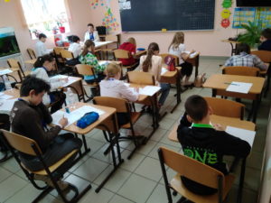На территории УГИ ученики соревновались в знании школьных предметов
