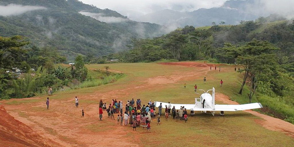 Adventist Aviation Services предоставляет доступ к отдаленным сообществам Папуа-Новой Гвинеи, многие из которых полностью изолированы, как это в Комако. [Фото: Adventist Aviation Services Facebook]