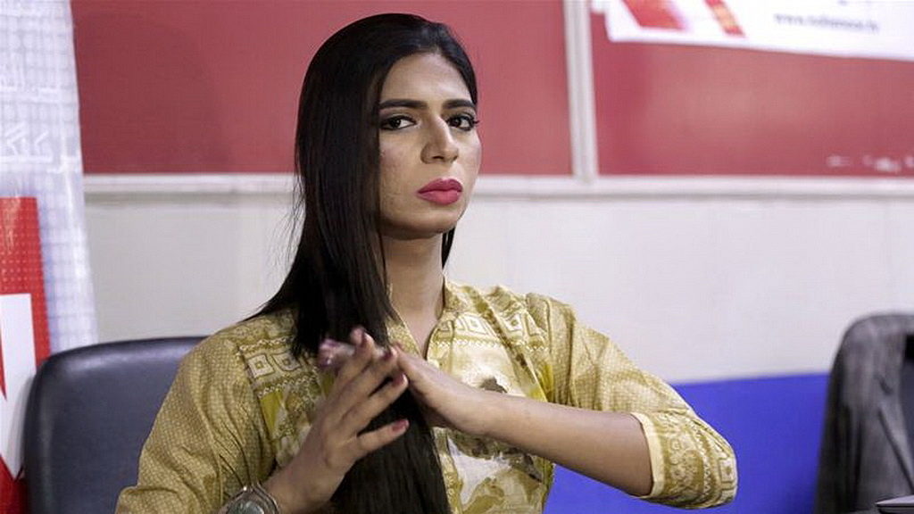 Марвия Малик, выпускник журналистики и модель моды, стали первым пакистанским трансгендером, который будет работать телевизионным ведущим новостей [Rahat Dar/EPA]