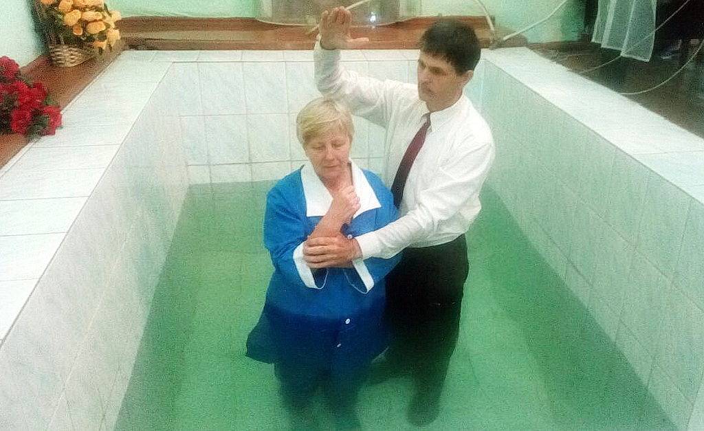 Три человека крестились в Первомайском