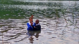 Три человека заключили с Богом завет через крещение в Кривом Роге