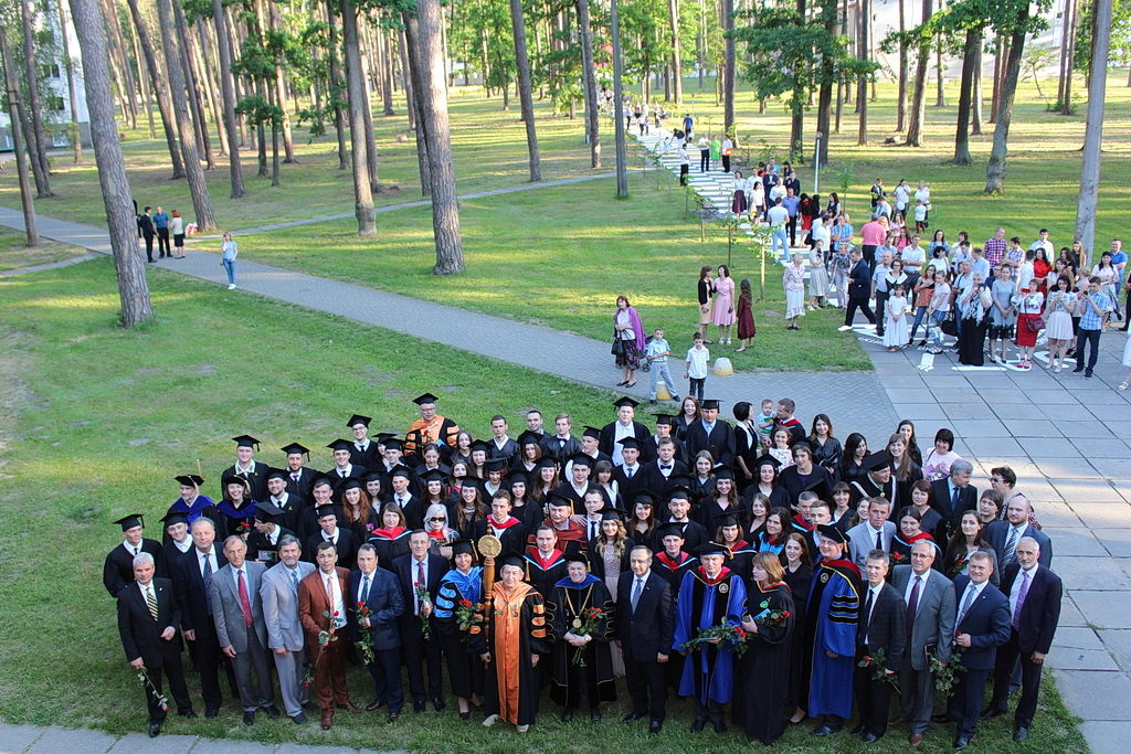Випусники отримали дипломи та попрощалися із студентським життям