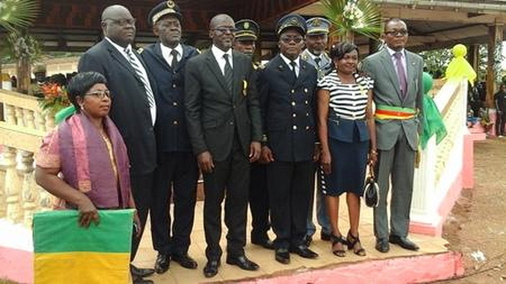 Пастор Жан Пуррат Метинг (четвертый слева), после того, как он 20 мая 2018 года был награжден как Рыцарь ордена "За заслуги" Камеруна, в Айосе, Камерун, 20 мая. [Фото: Новости Западного Центрально-Африканского дивизиона]