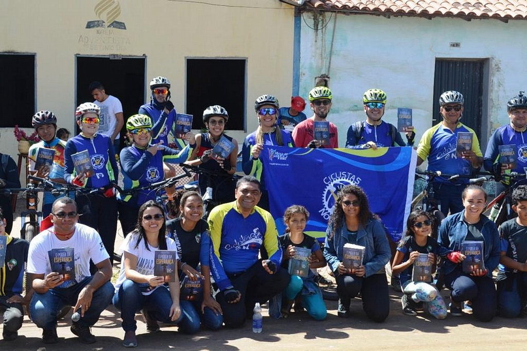 Группа велосипедистов, которые ездили , чтобы поделиться надеждой в Maranhão. [Фото: Новости Южноамериканского дивизиона]