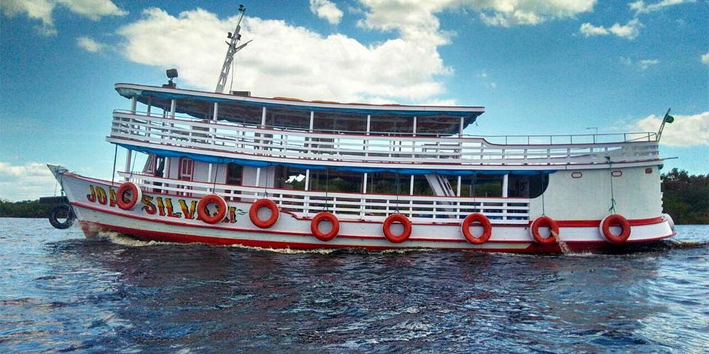 Некоторые студенты будут спать на гамаках на этой лодке на реке Амазонке в течение двух недель, чтобы помочь построить школу. Поездку организовала ADRA Connections. [Фото: Новости АДРА]