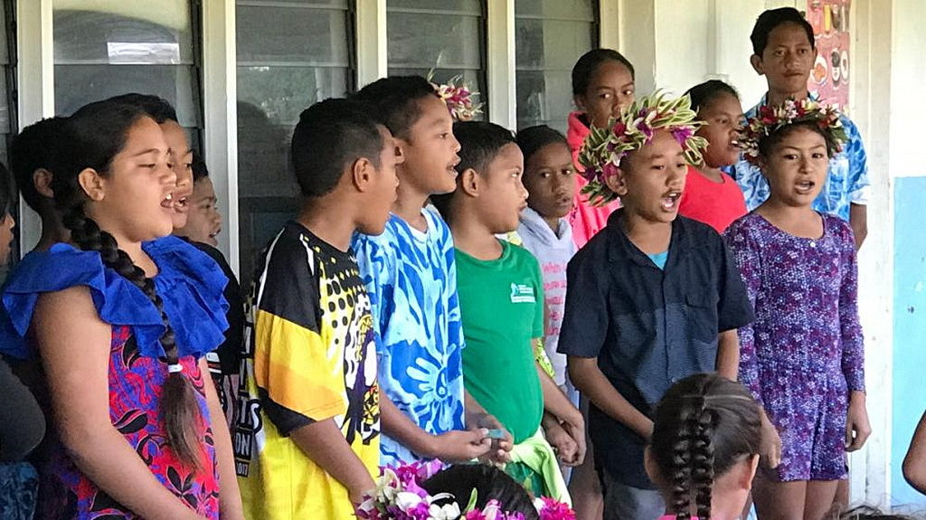Дети поют приветственную песню в школе Адвентистов седьмого дня на Островах Кука. [Фото: Adventist Record]