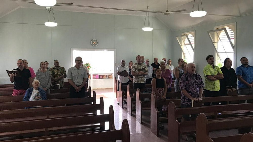 На одном из собраний пастора Аделайна на Питкэрне [Фото: Adventist Record]