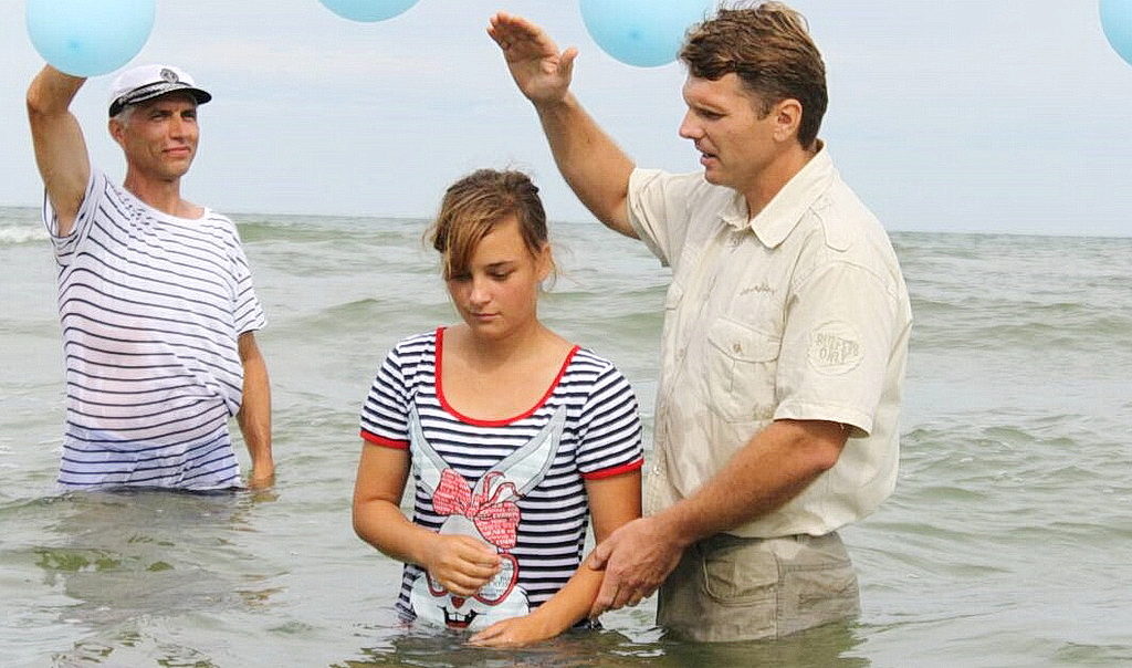 Двое подростков крещены на детском лагере