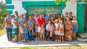 Фото пасторов с церковью в Токовском