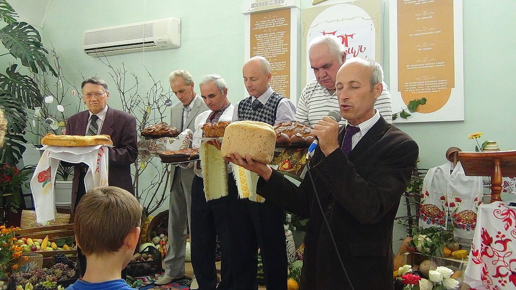 Дмитрий Требушков благодарит Бога в молитве за благословения