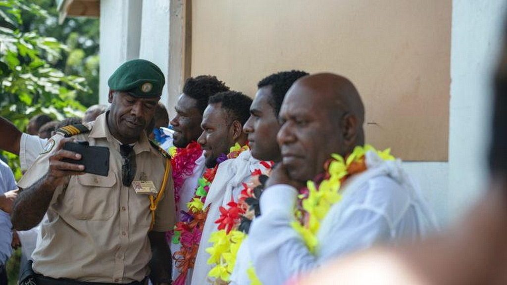 Справа, некоторые заключенные, которых крестили в тюрьме общего режима Порт-Вила 28 июля 2018. Это было первое крещение в тюрьме на Вануату и его посетили местные государственные служащие и полицейские. [Фото: Жан-Пьер Ниптикк, Adventist Record]