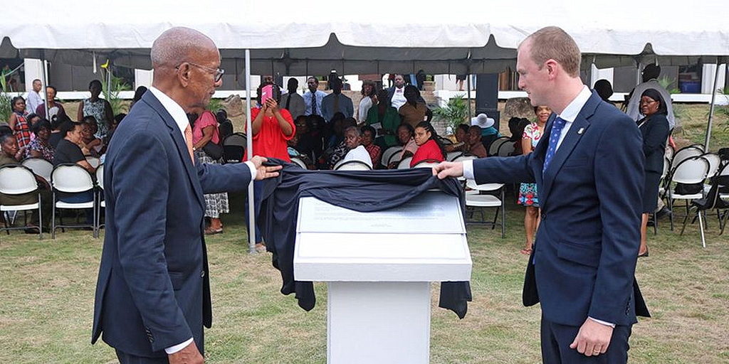 Премьер-министр Британских Виргинских островов Д. Орландо Смит (слева) и губернатор Август Джасперт (справа) открывают мемориальную доску во время празднования годовщины со дня трагедии, проведенного в Тортоле 6 сентября 2018 года, через год после того, как 6 сентября 2017 года ураган Ирма нанес значительный урон. [Фото: любезно предоставлены правительственной службой БВО]