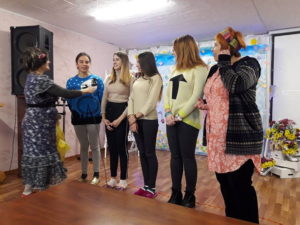 В Школе Невест учились быть настоящими принцессами