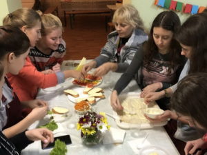 В Школе Невест учились быть настоящими принцессами