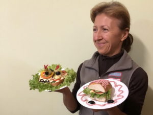В Школе Невест учились быть настоящими принцессами